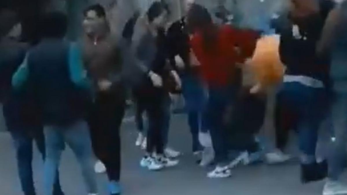 eleva de 15 ani lovita cu pumnii si picioarele de mai multi baieti si fete