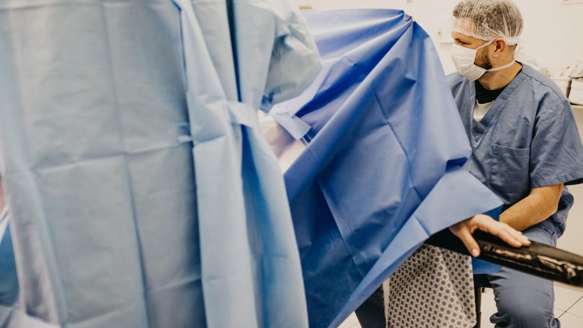 medici raniti cu bisturiul folosit in operatie la spitalul floreasca