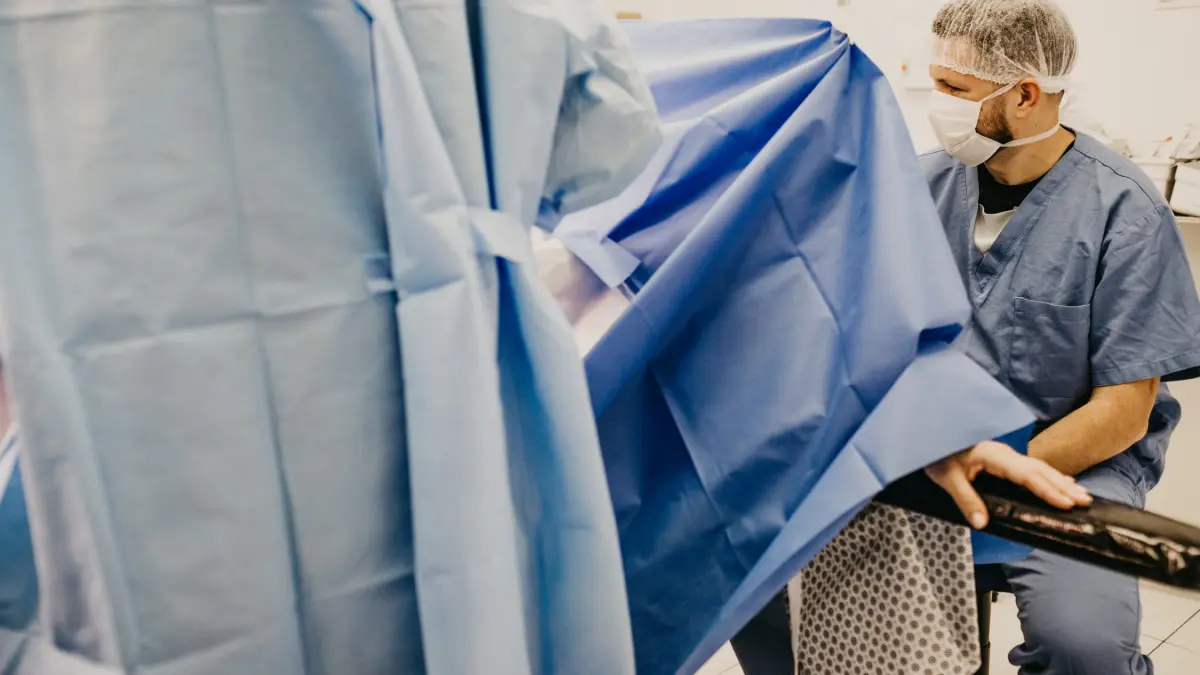 medici raniti cu bisturiul folosit in operatie la spitalul floreasca
