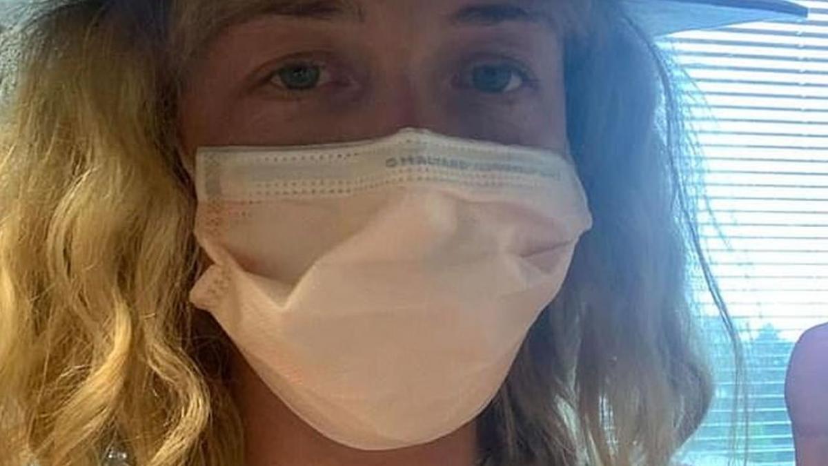 tanara infectata cu coronavirus simptomele nu sunt mai rele decat o durere in gat si o durere de cap