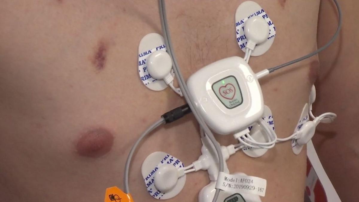 persoanele aflate in carantina si izolate la domiciliu vor fi dotate cu bratari si holtere care le