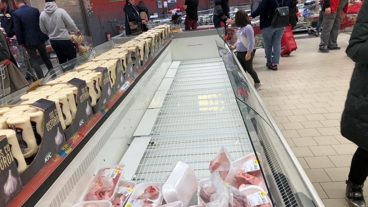 magazine cumparaturi rafturi goale