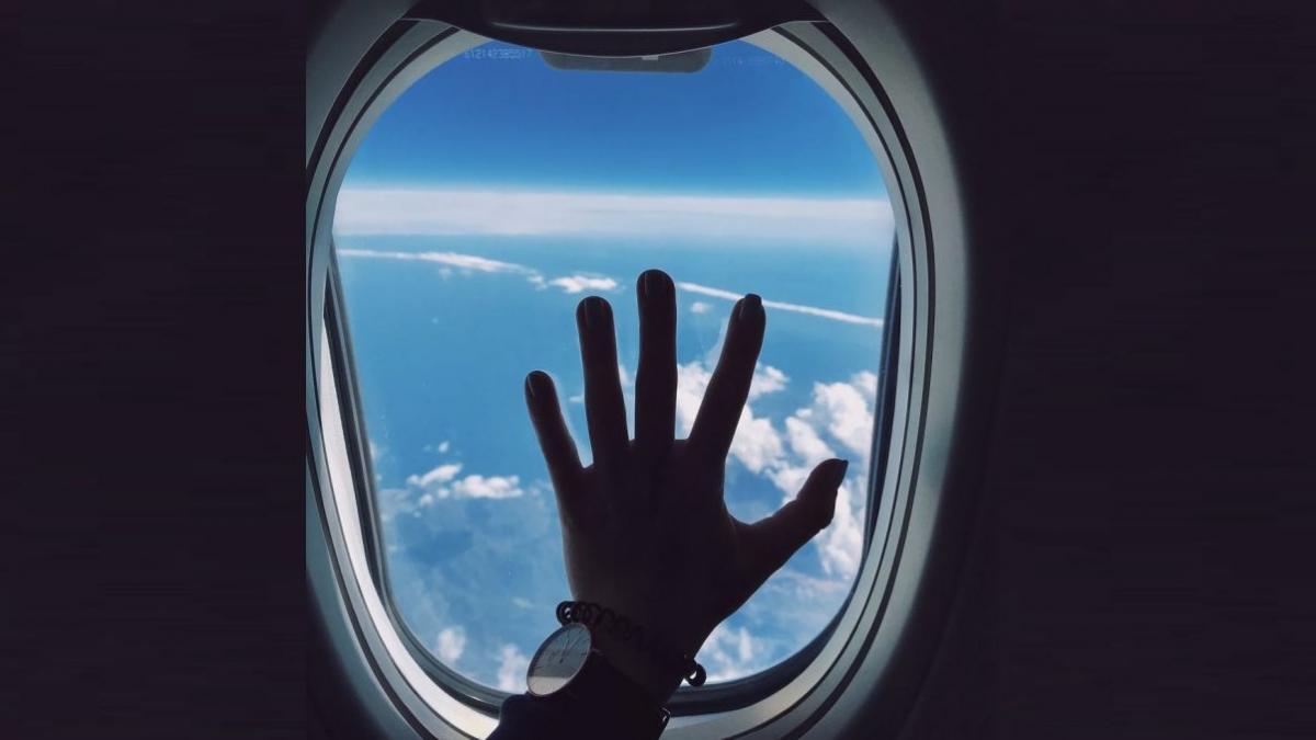 tinerii profita de zborurile ieftine din cauza coronavirusului