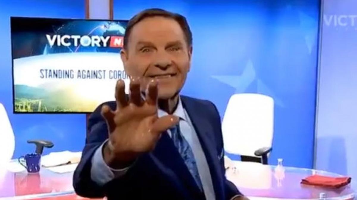 un american sustine ca vindeca oamenii cu coronavirus prin televizor pune mana pe televizor aleluia