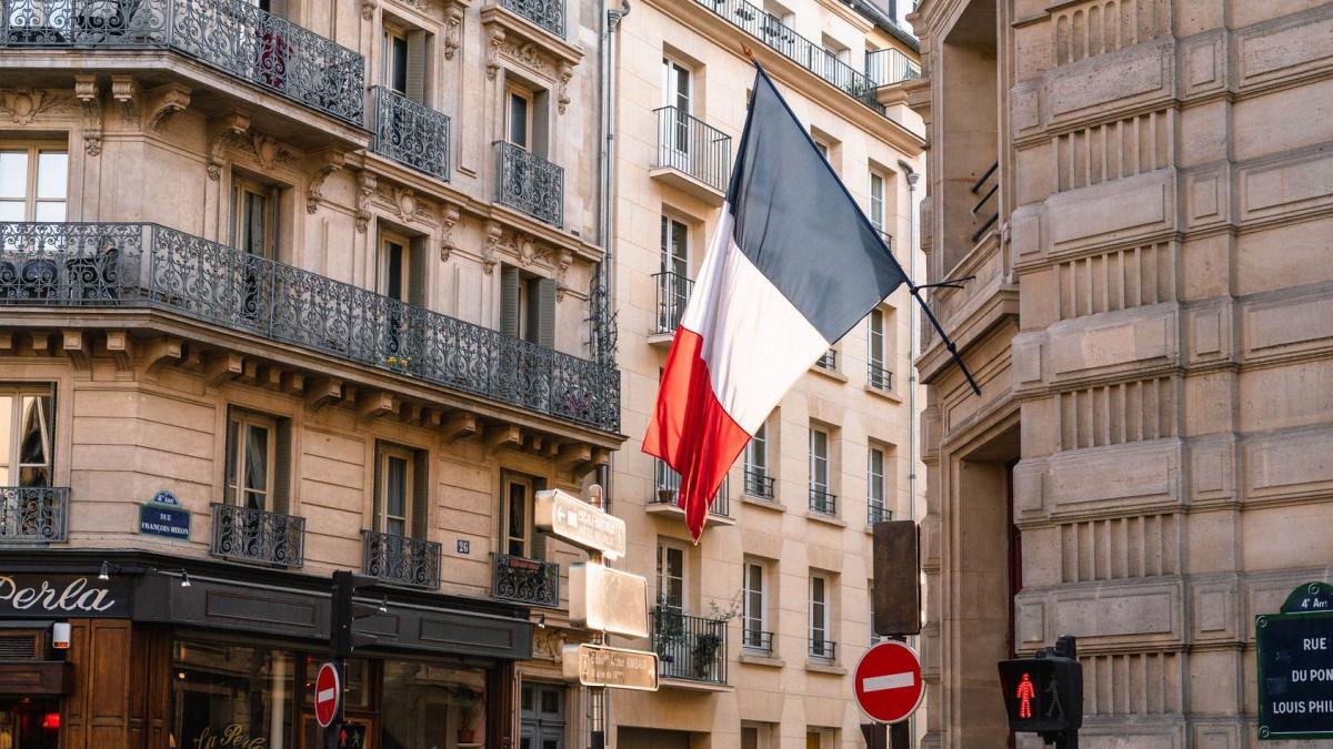 franta inchide restaurantele cafenelele si magazinele din cauza noului coronavirus