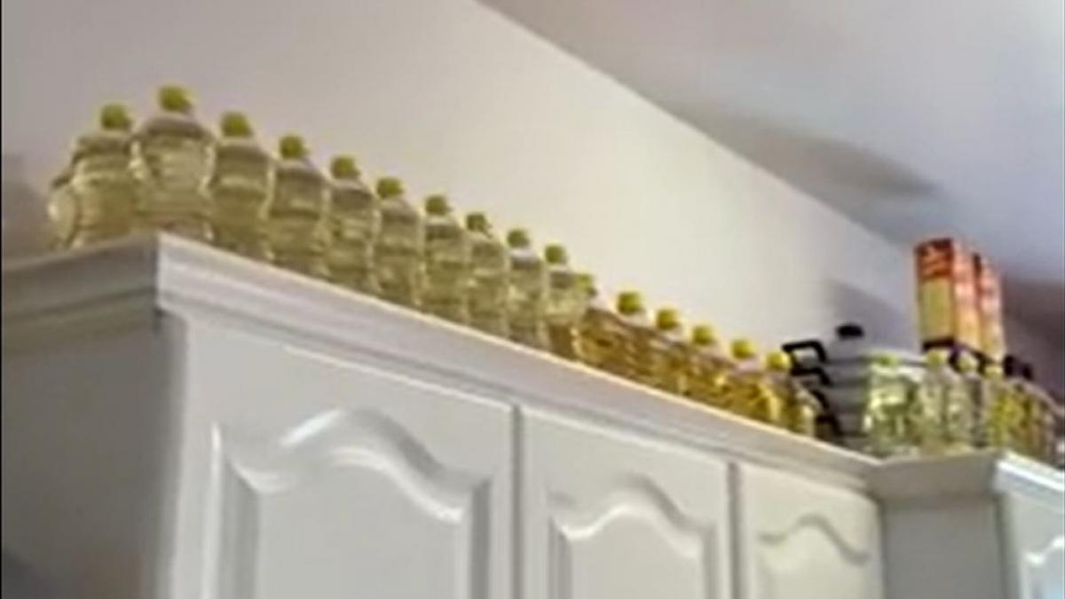 cumparaturi in vremea pandemiei si a umplut apartamentul de produse si s a filmat sa se laude cu