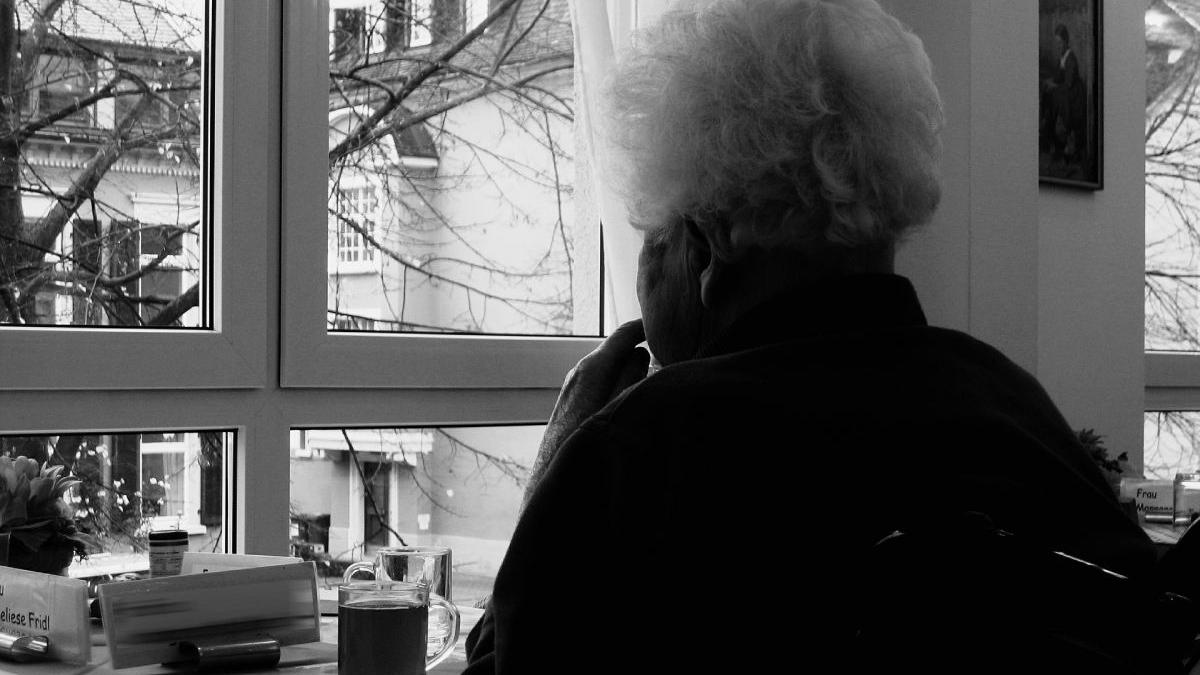 romanca izolata lombardia italia el a murit singur ea singura inchisa in casa