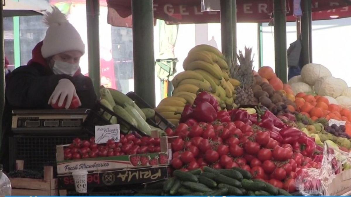 primarul din iasi le cere vazatorilor din piete sa poarte masti si manusi si sa acopere marfa cu