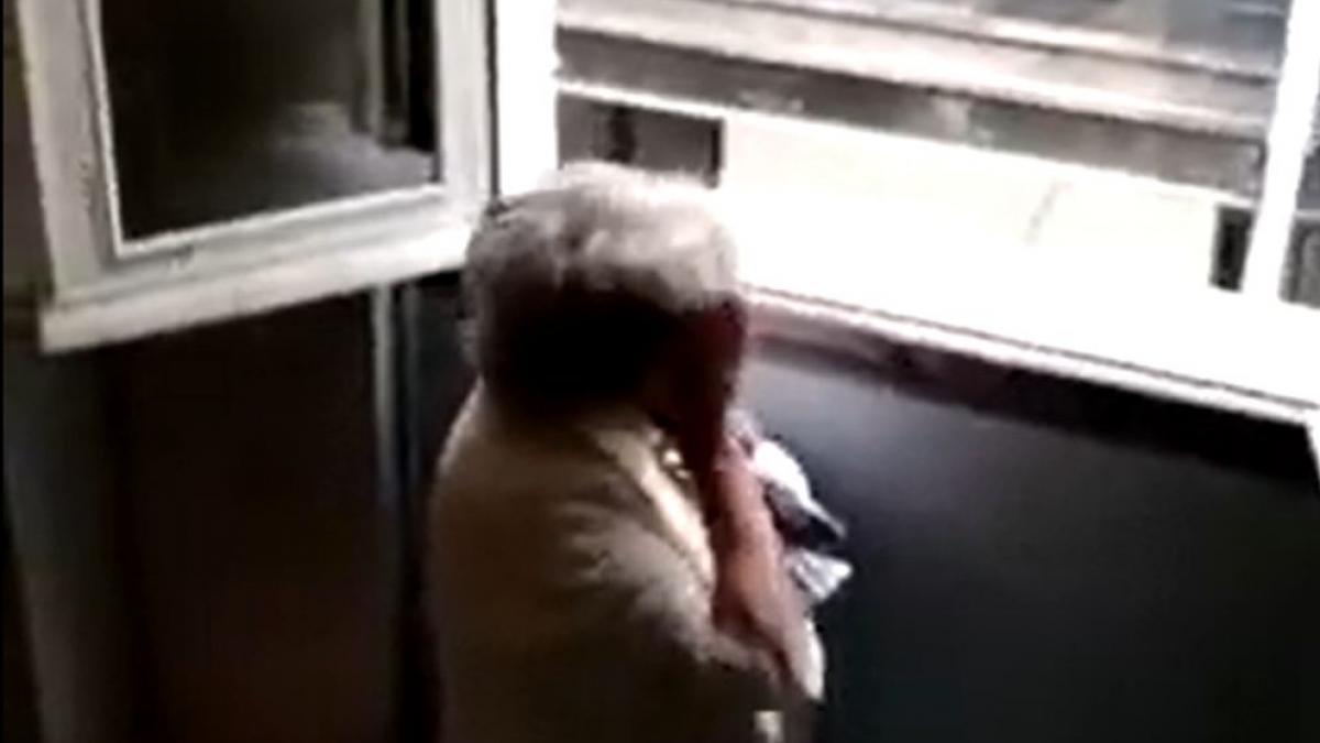 oamenii nu uita sa fie oameni nici in vremea pandemiei gest emotionant facut pentru o batranica de