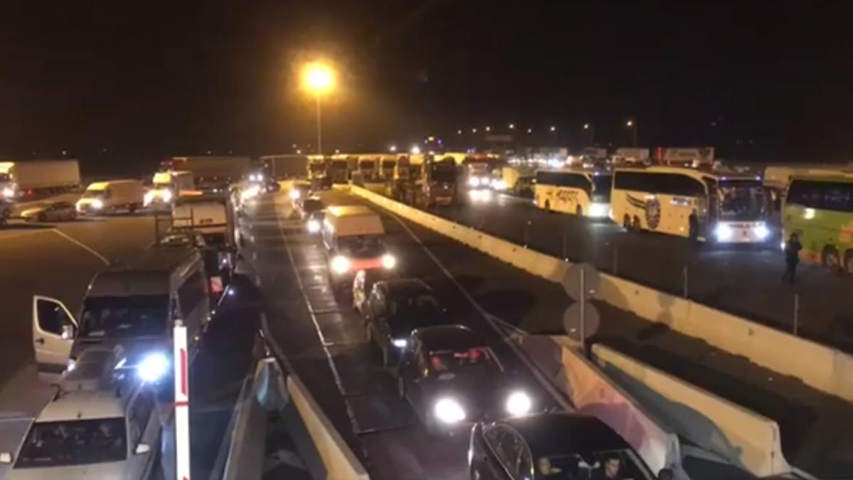 peste 2 500 de romani si straini au intrat in tara in ultimele ore prin vama nadlac ii imagini cu