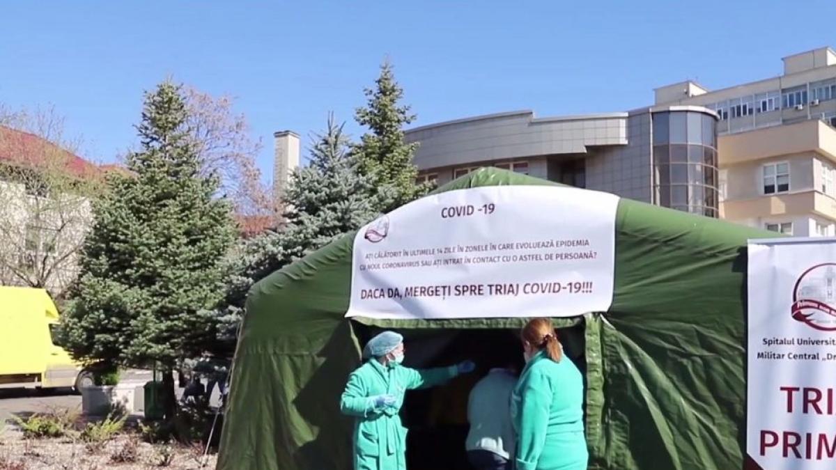 sute de oameni tratati in fata spitalului militar