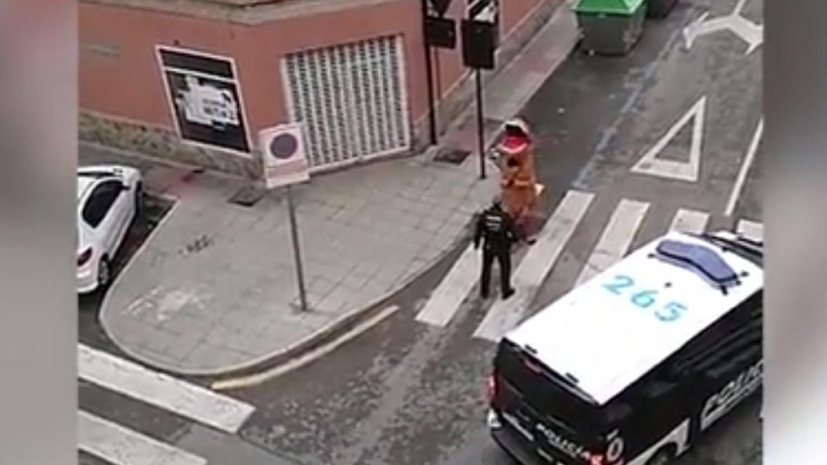 un barbat sfideaza carantina si iese pe strada costumat tyrannosaurus rex in spania
