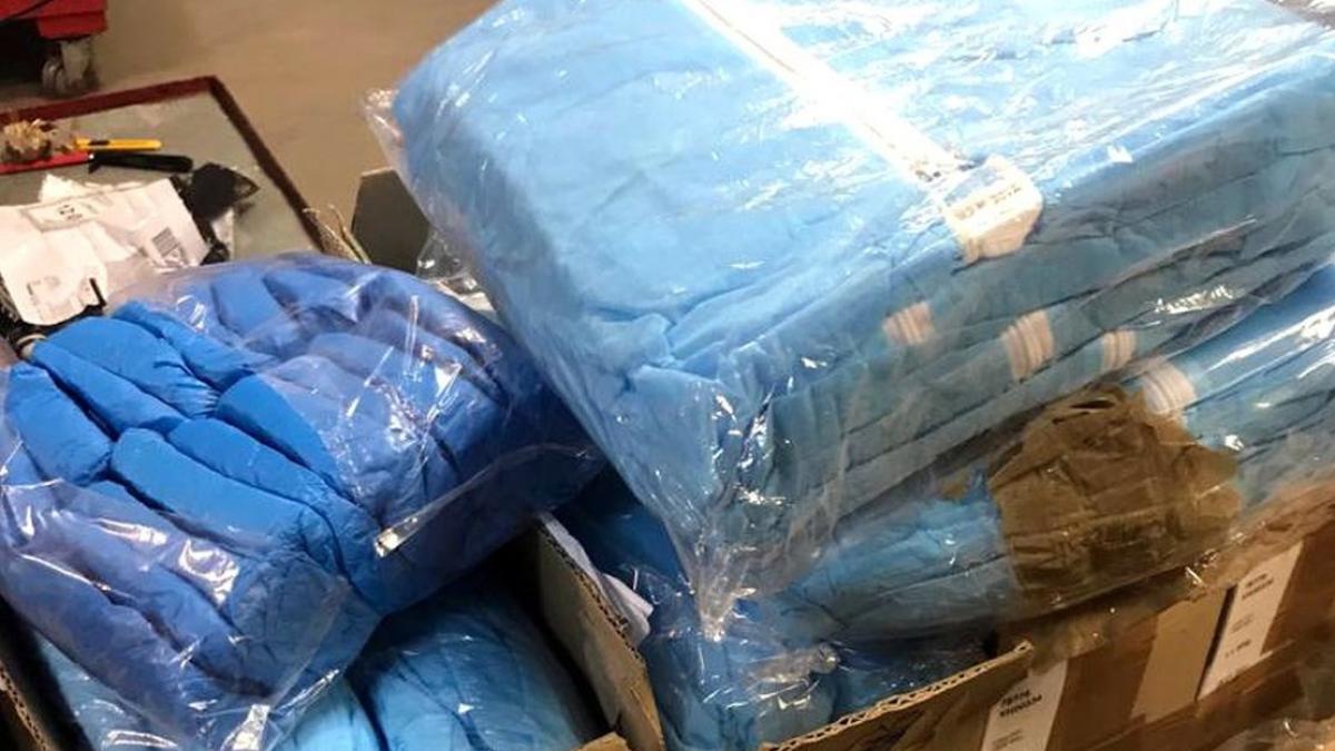 zeci de mii de masti costume de protectie oprite pe aeroportul cluj napoca