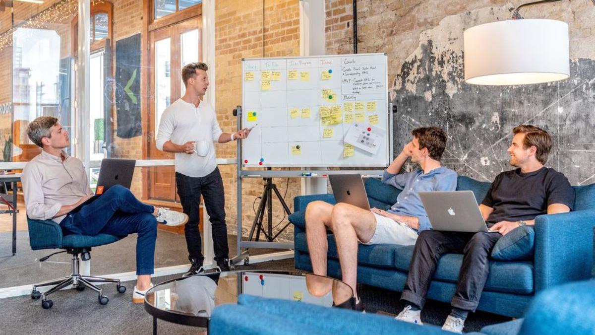 cum facem marketing online agentie versus in house