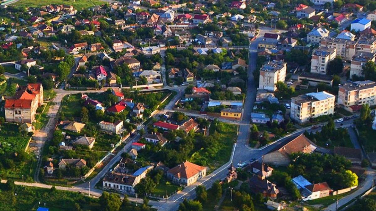 harsova interzice stationarea grupurilor mai mari de 3 persoane pe spatiul public