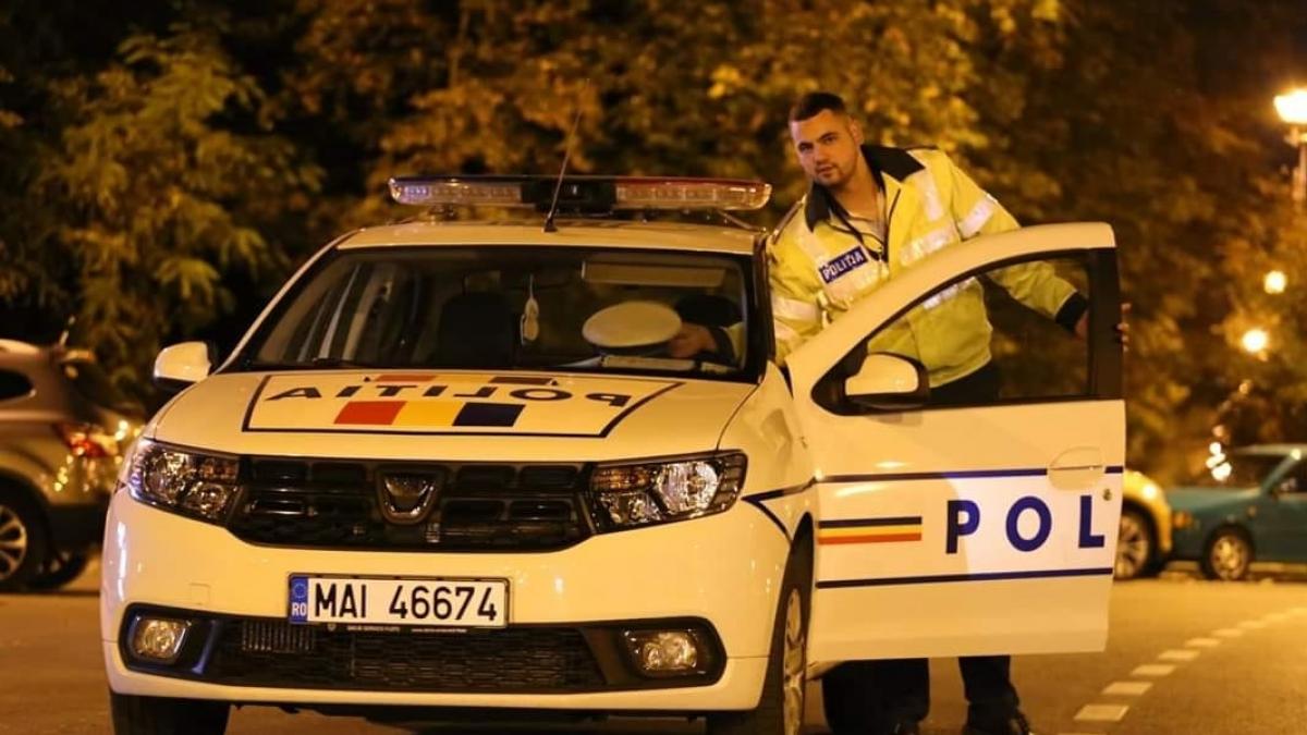 politistii din iasi au vazut o masina care a trecut pe rosu in viteza si s au luat dupa ea au