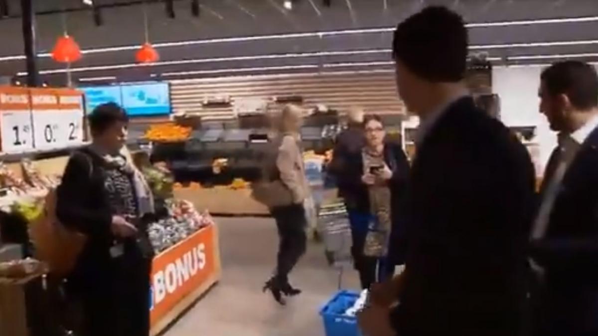 premierul olandei schimb de replici cu clienta supermarket hartie igienica