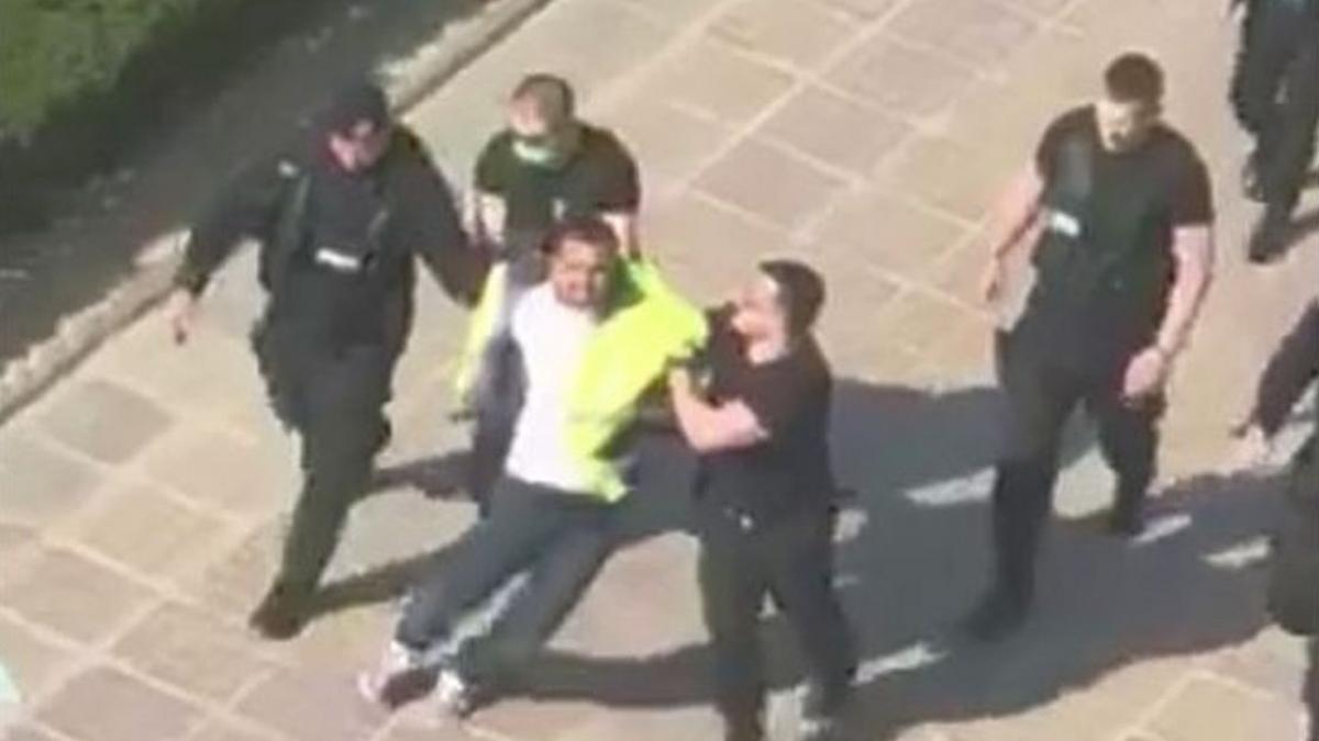 barbat inarmat cu un cutit imobilizat in centrul timisoarei ajutati ma isuse ca mi omoara parintii