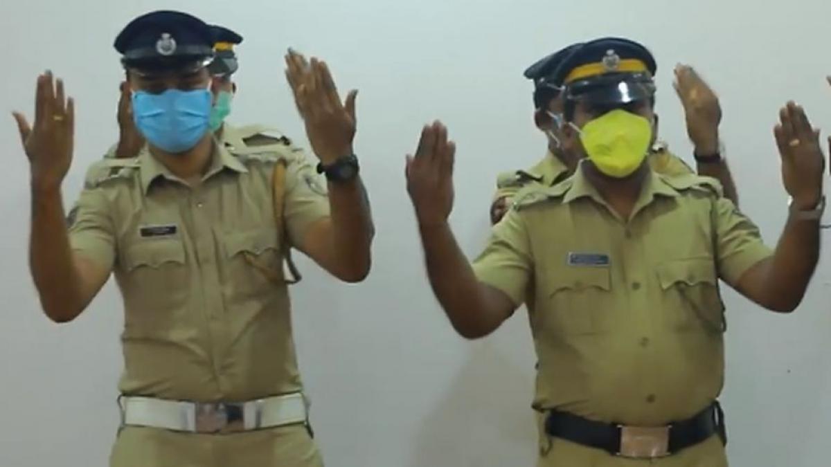 politisti india dans spalat pe maini