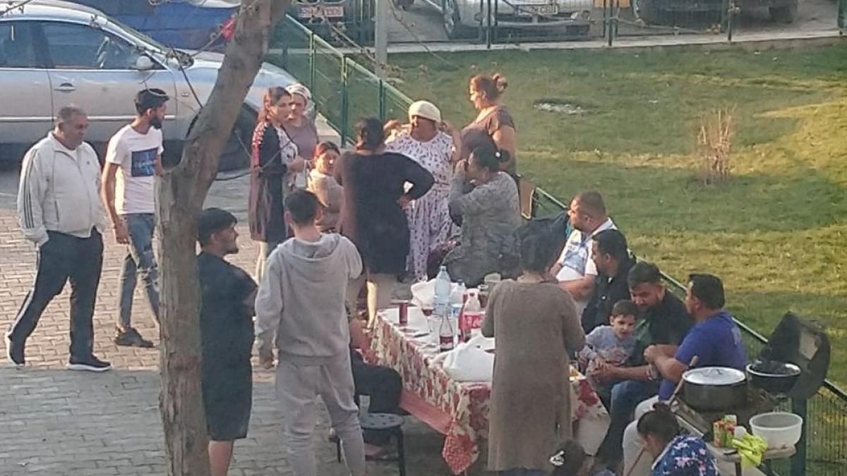 au intins masa printre blocuri ignorand orice avertisment de la autoritati imagini inedite in