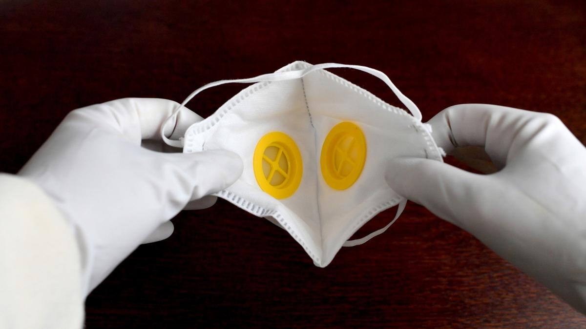 o femeie din iasi isi face singura masti de protectie pentru ea si copiii ei