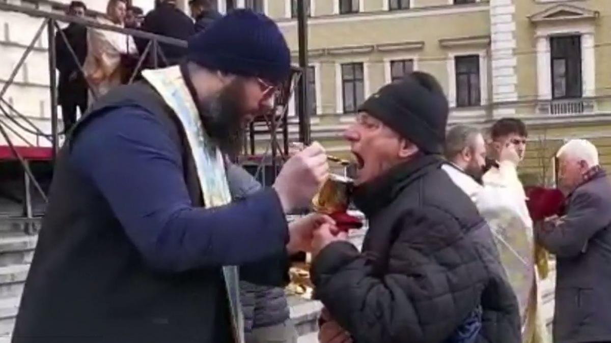 credinciosii impartasiti cu aceeasi lingurita