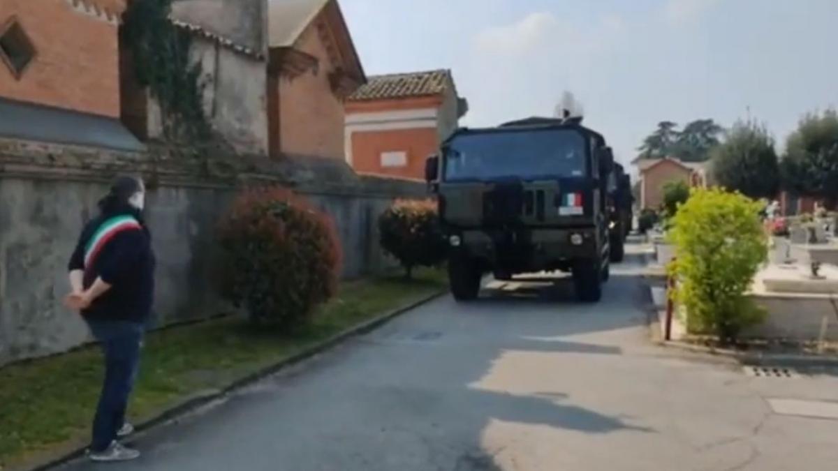 imagini cutremuratoare in italia camioanele militare au ajuns la cimitirul din ferrara cu zeci de