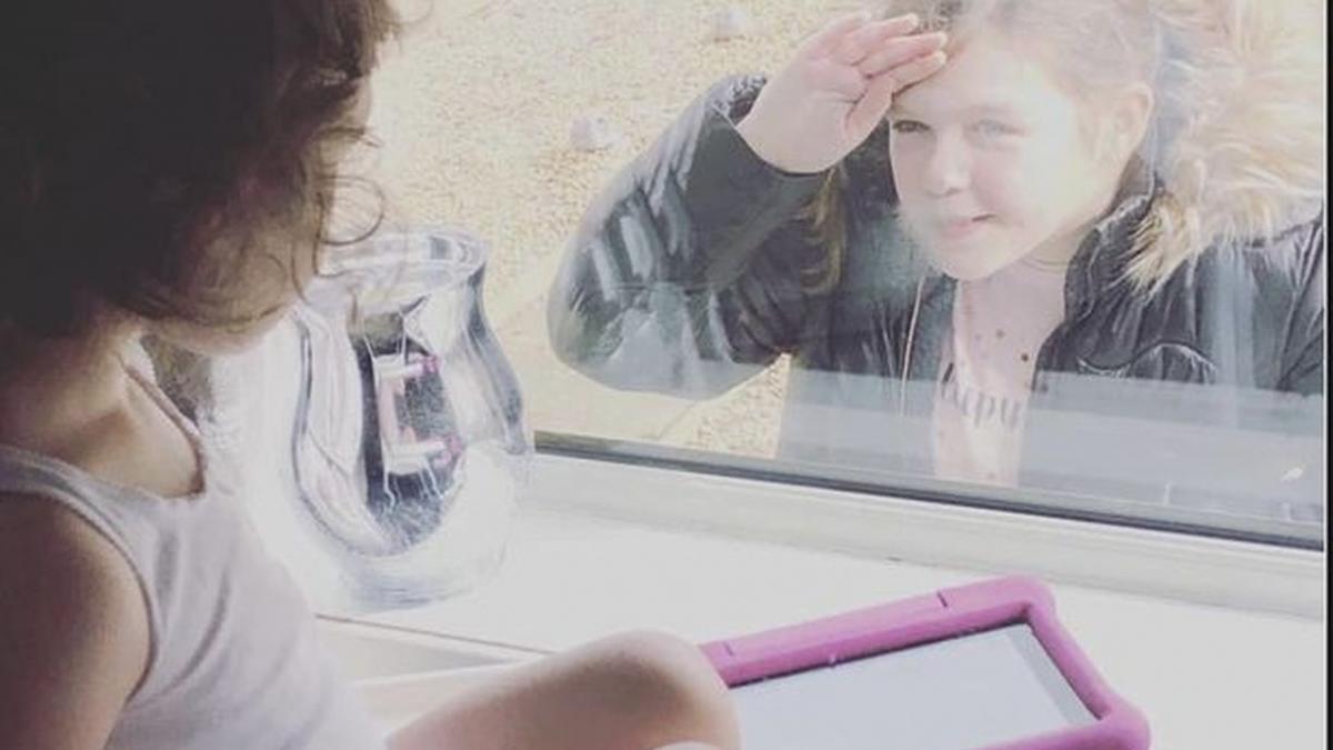 surori despartite de coronavirus imaginea sfasietoare ramas bun prin fereastra inchisa