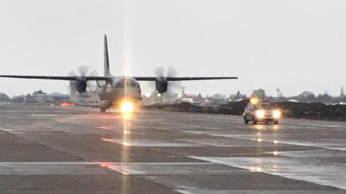 mae peste 100 de cetateni romani adusi luni seara din venetia cu o cursa charter