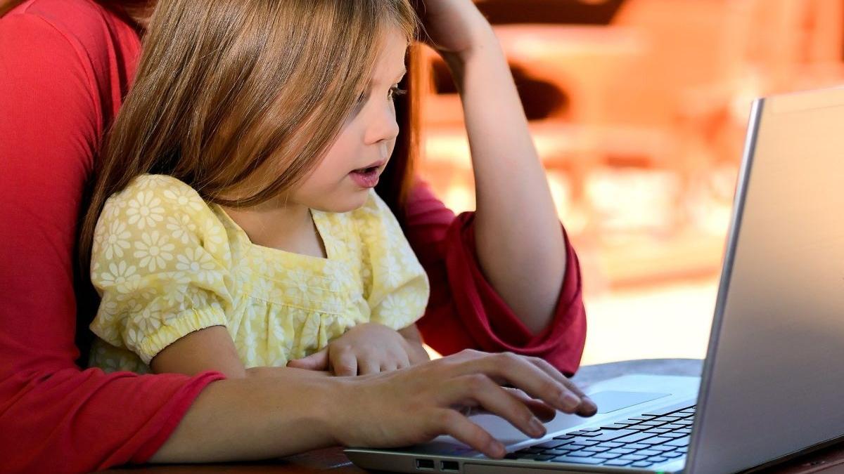 parintii care stau acasa cu copiii vor primi bani mai putini in aprilie