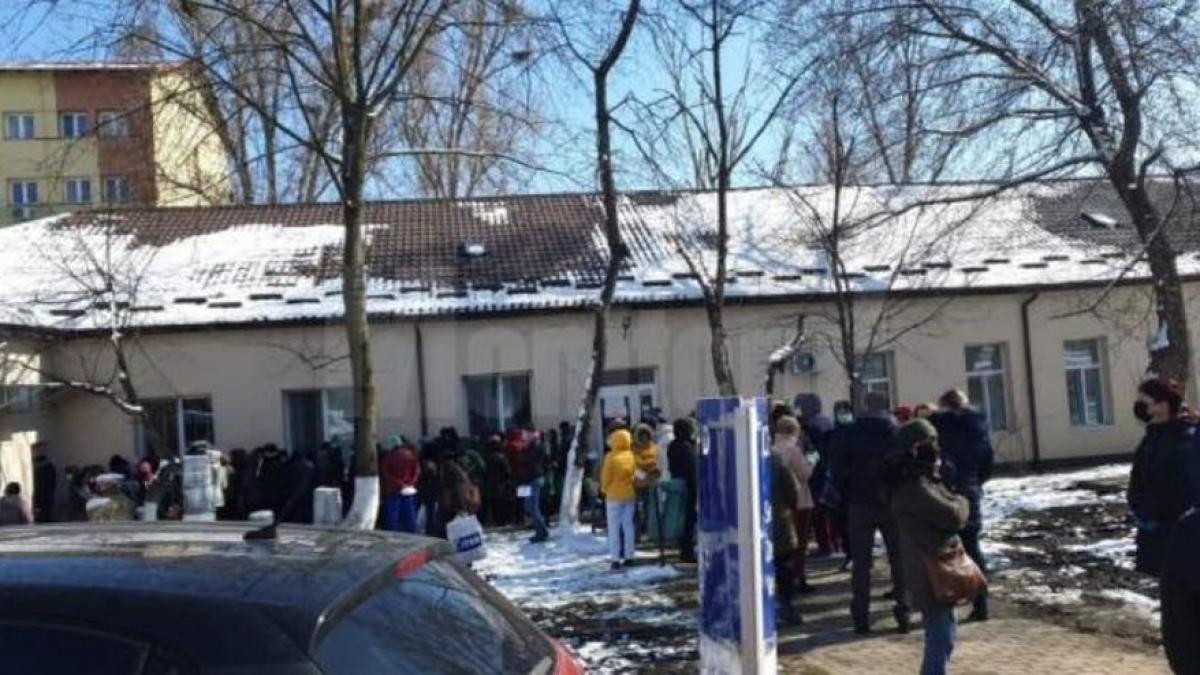 angajatii spitalului judetean suceava trimisi la testare pentru noul coronavirus oamenii stau la o