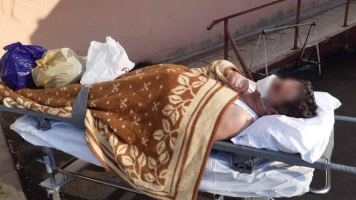 barbat diagnosticat cu coronavirus trimis de doua ori acasa apoi lasat pe targa afara