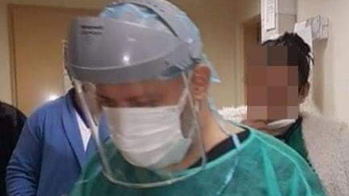 medici cu saci de gunoi in picioare pe post de echipament de protectie