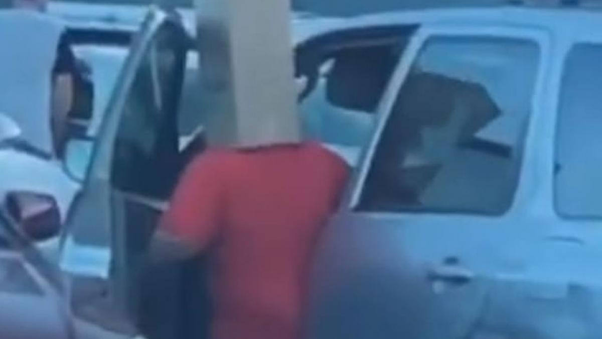 un barbat si a facut cumparaturile cu o cutie de carton pe cap de frica infectarii cu coronavirus