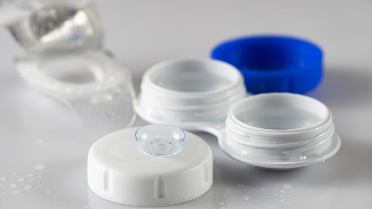 mare atentie la lentilele de contact pot fi o sursa de infectie cu coronavirus