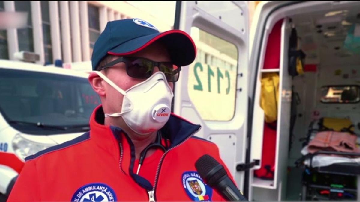 mesajul medicilor de la ambulanta pe hainele noastre se poate transmite virusul ei nu au grija de