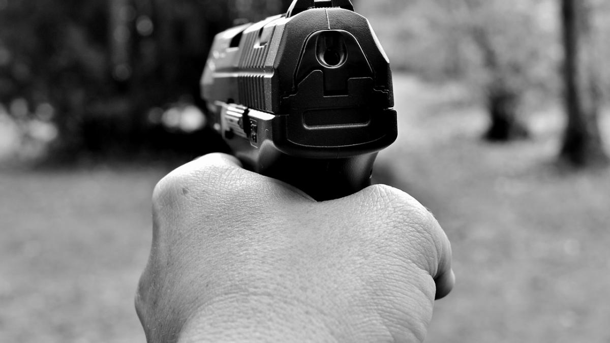 un barbat suspect de coronavirus a fost blocat de vecini inarmati sa iasa din casa