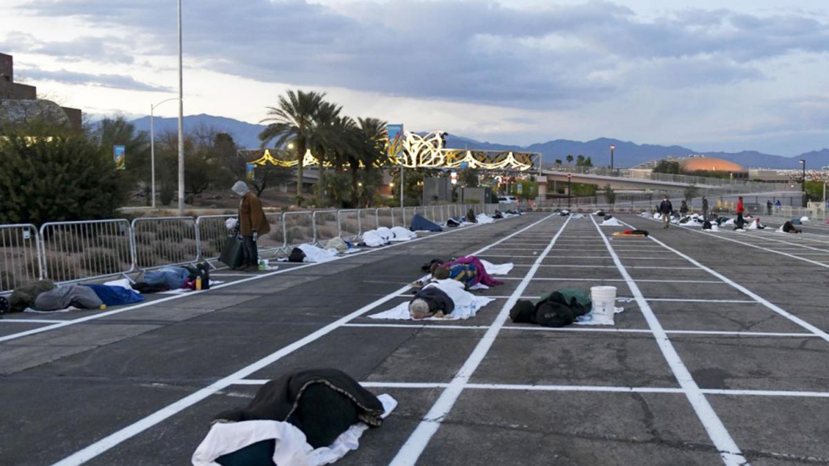 oamenii strazii culcati pe jos intr o parcare uriasa din las vegas ma simt mult mai in siguranta