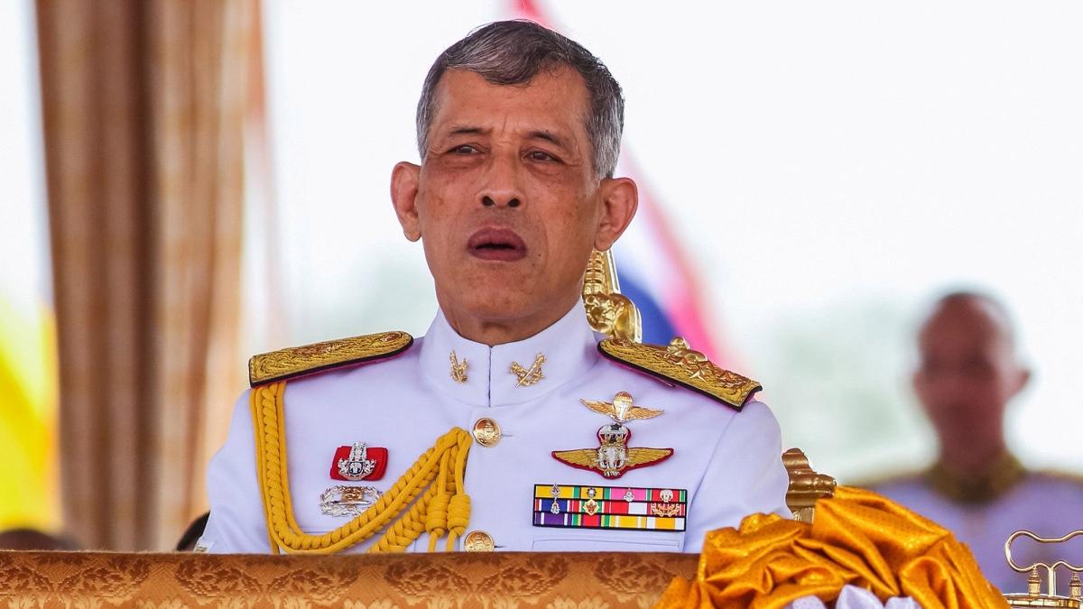 regele thailandei s a autoizolat intr un hotel din germania impreuna cu 20 de femei