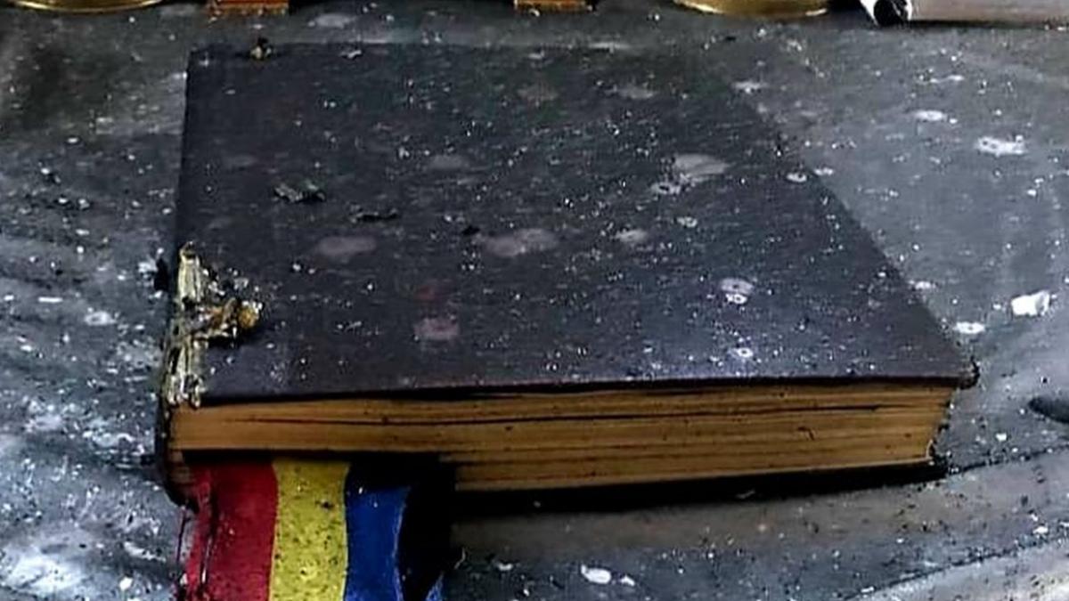 biblia tricolorul biserica incendiu arad