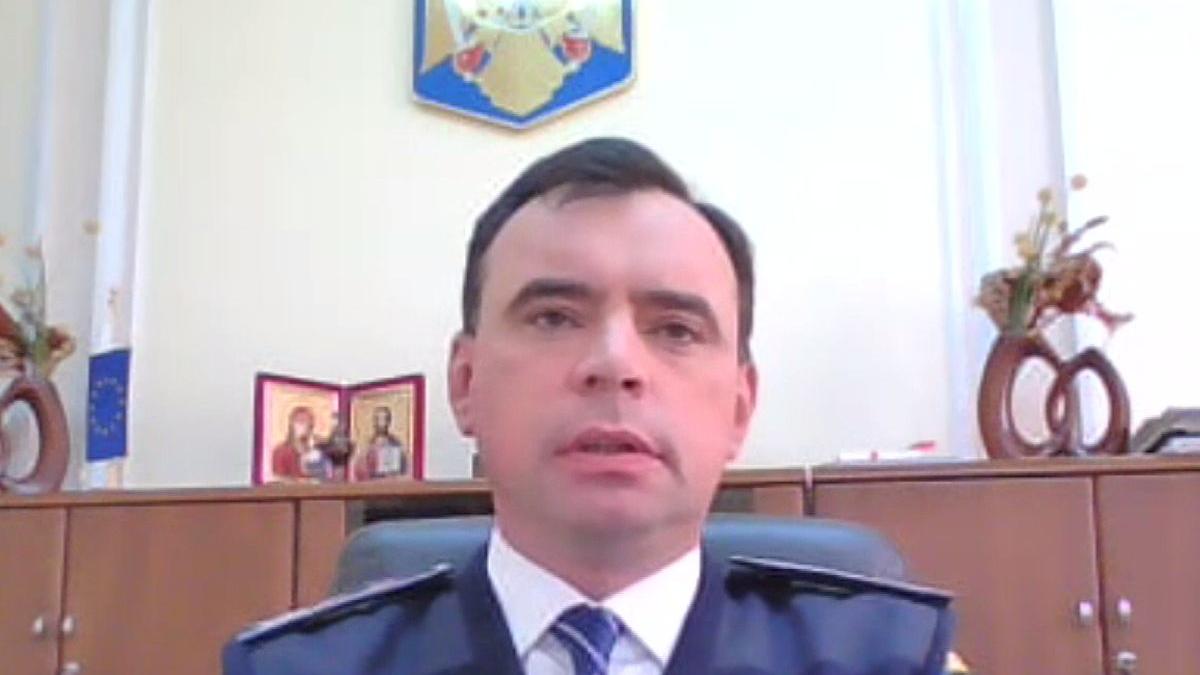 chestorul sef bogdan despescu oamenii din tandarei sunt paziti la usa ca sa nu iasa din casa