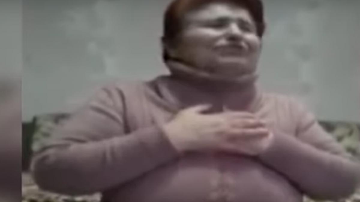 o femeie intoarsa din italia care a ignorat carantina si a cerut iertare in genunchi celor pe care