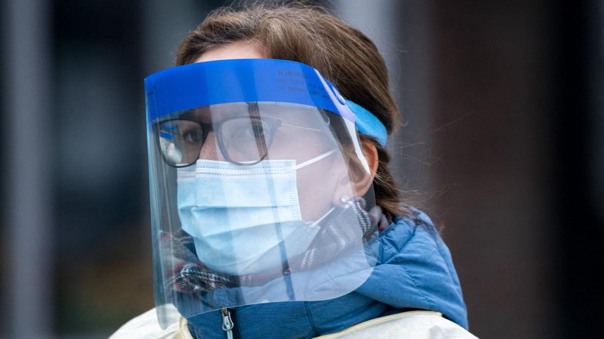 viziere tineri medici coronavirus