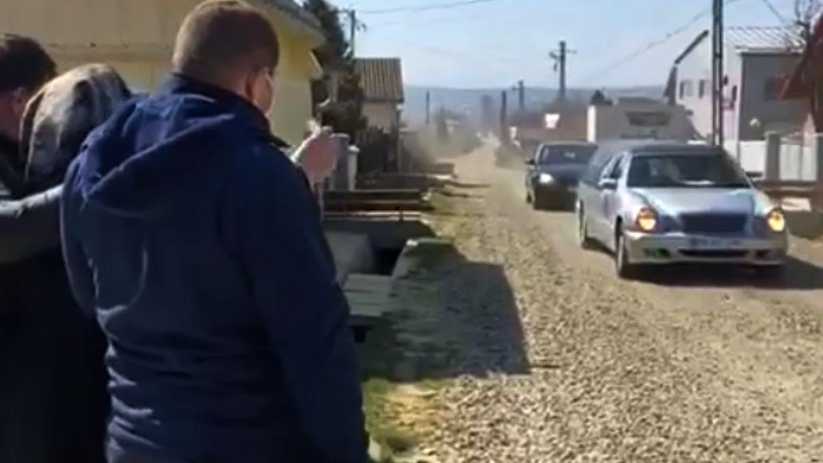 familie suceava plopeni lacrimi poarta casei inmormantare coronavirus