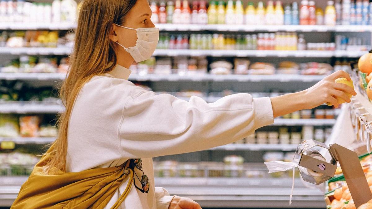 cum se raspandeste coronavirusul in supermarketuri simulare video