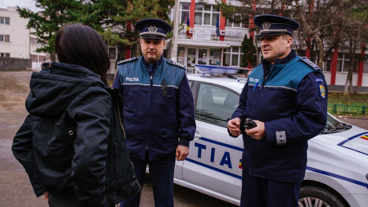 doua persoane din calarasi i au atacat pe politistii care ii verificau le au rupt echipamentul de