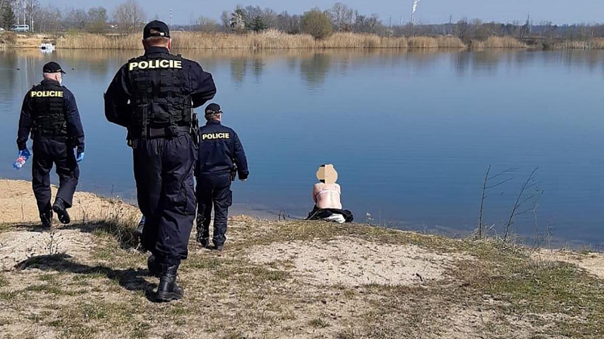 nudisti opriti de politie pentru ca nu poarta masca