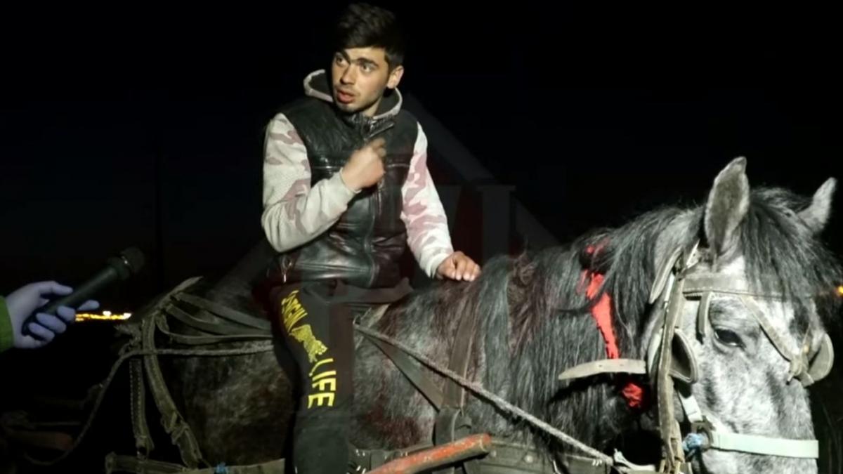 tanarul din iasi care s a dus pe cal la maternitate sa si ajute sotia s a mutat cu toata familia in