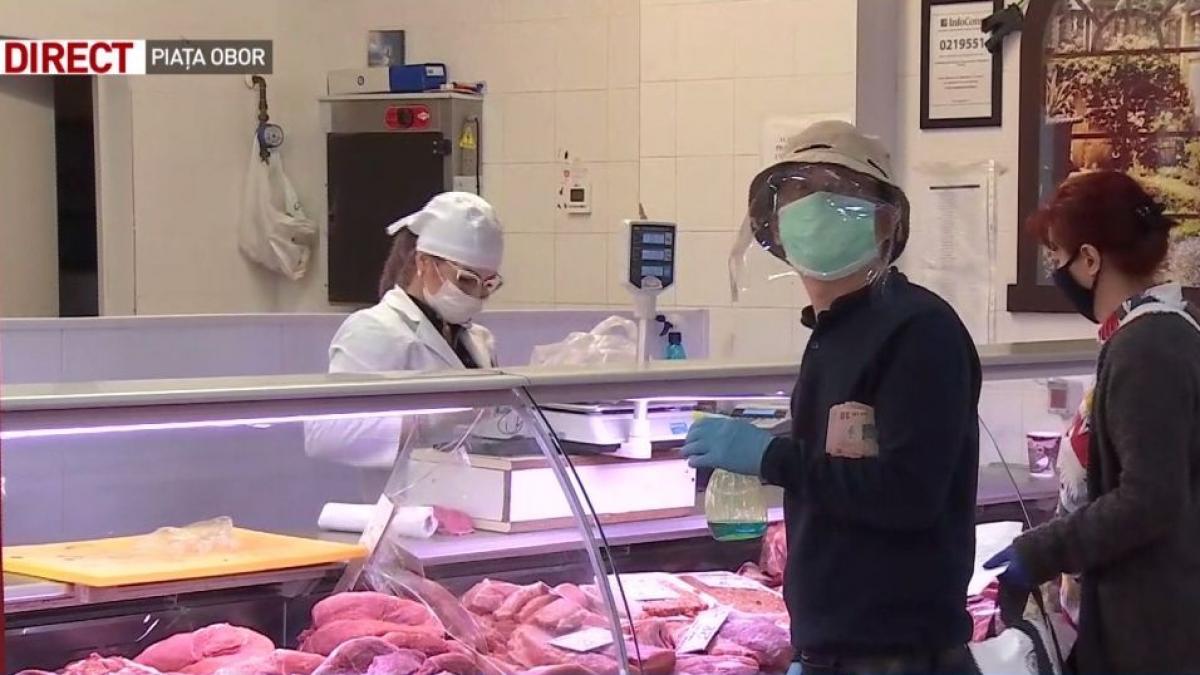 oamenii iau cu astalt pietele