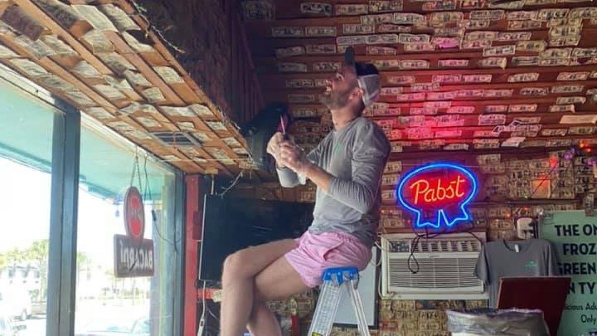 patronul unui bar a dezlipit bacnotele puse pe pereti pentru a isi plati angajatii